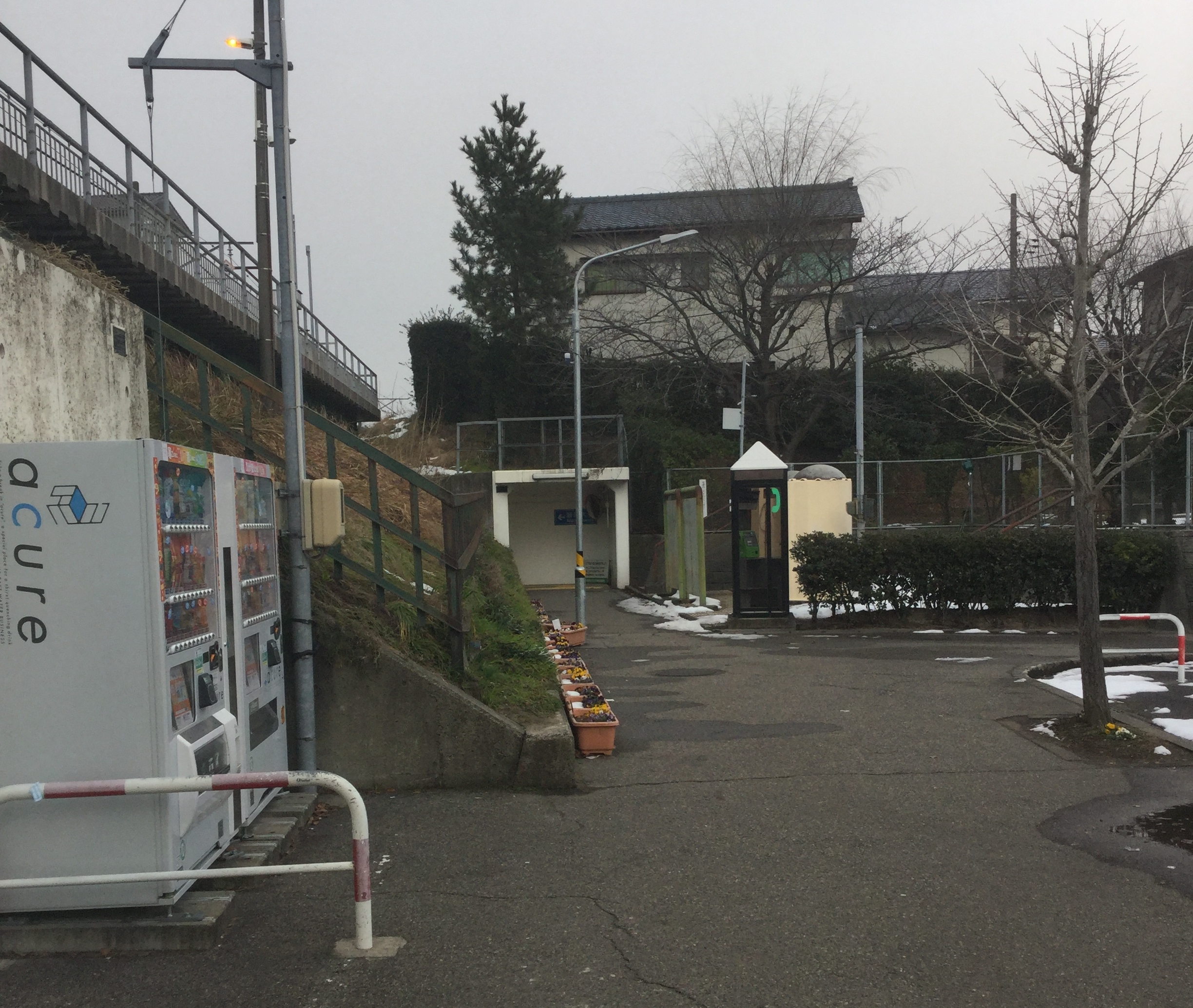 新潟大学前駅をおりて通路へ